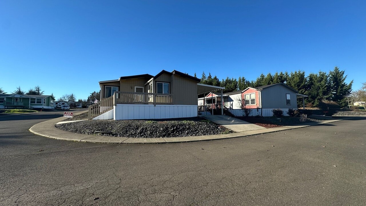 196 Oak Leaf Ln in Winston, OR - Building Photo