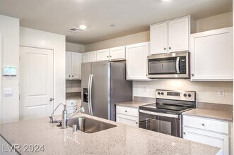 4423 Honey Hls Ave in Las Vegas, NV - Building Photo - Building Photo