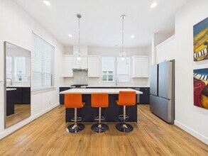 2711 Clinton Dr in Houston, TX - Building Photo - Building Photo