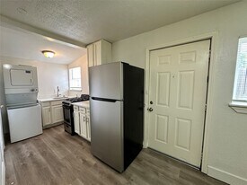 6905 Palestine St in Houston, TX - Building Photo