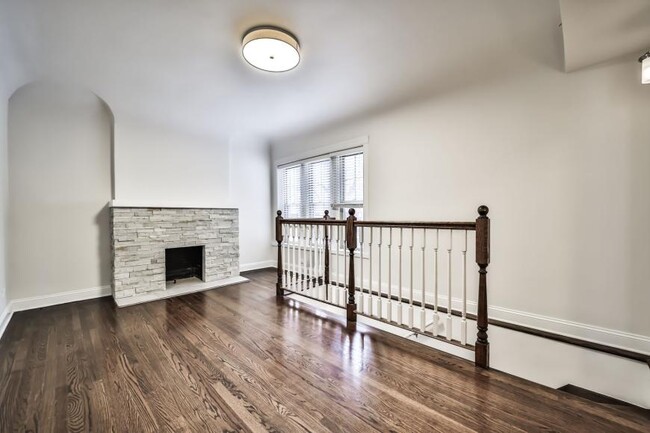 property at 734 W Waveland Ave