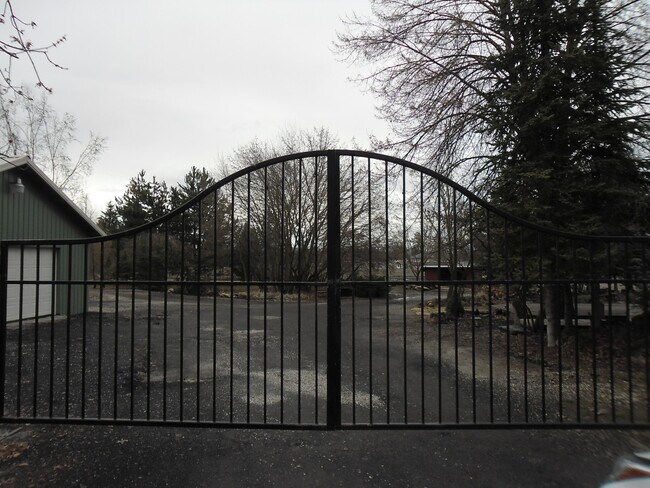 4910 W Cleveland Rd in Deer Park, WA - Building Photo - Building Photo