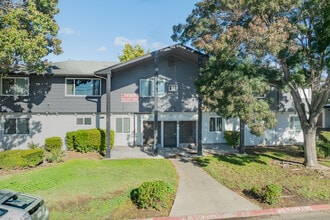 Sunset Crossing in Sacramento, CA - Foto de edificio - Building Photo