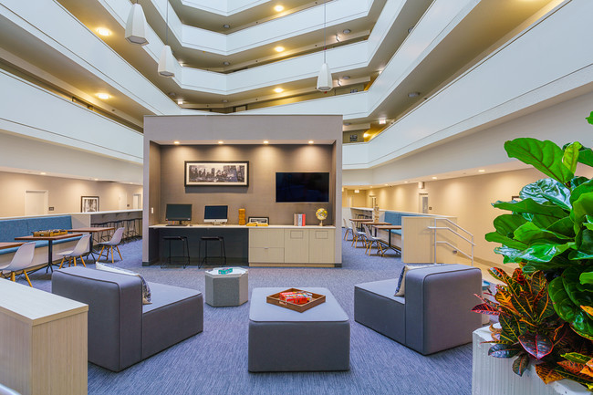 Atrium at Old Town Park in Chicago, IL - Building Photo - Lobby