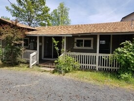1483 Fruitdale Dr in Grants Pass, OR - Building Photo