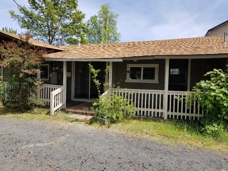 1483 Fruitdale Dr in Grants Pass, OR - Building Photo