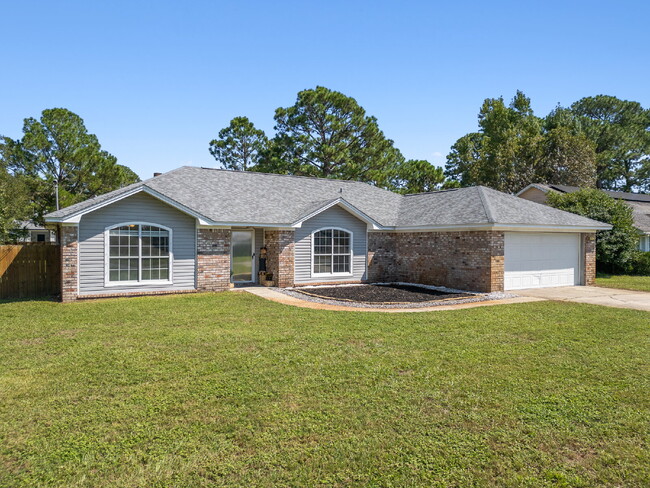 2357 Mary Anne Cir in Navarre, FL - Building Photo - Building Photo