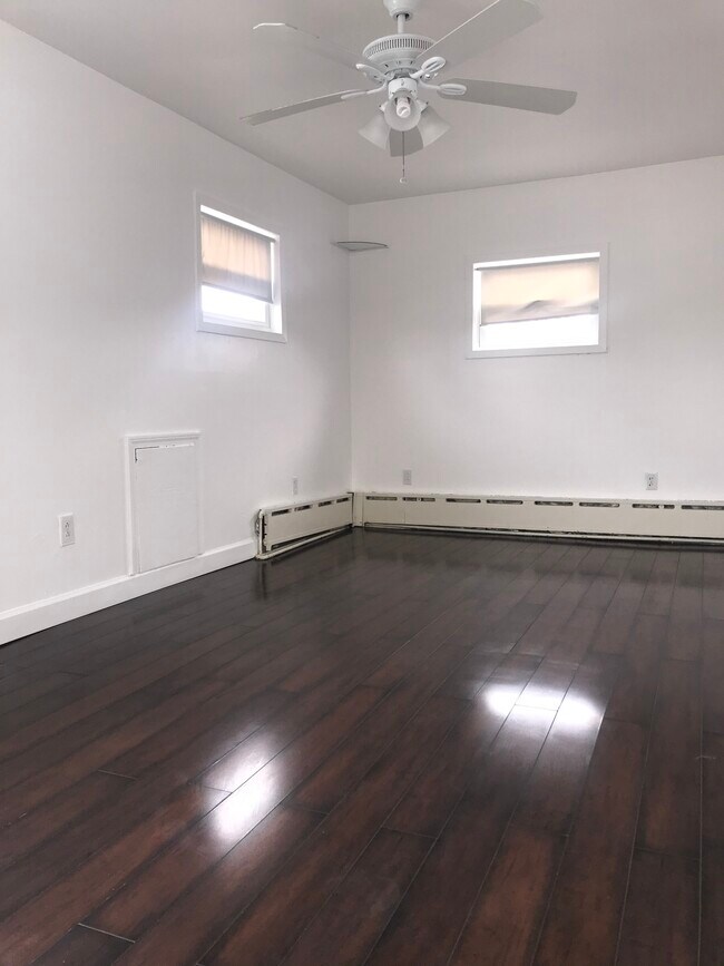 215 Sheffield Ave in West Babylon, NY - Building Photo - Building Photo