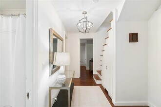 77 Coggeshall Ave in Newport, RI - Building Photo - Building Photo
