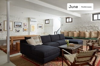 Cozy ROOM at The Cornelia House, Unit 3 in Queens, NY - Foto de edificio - Building Photo