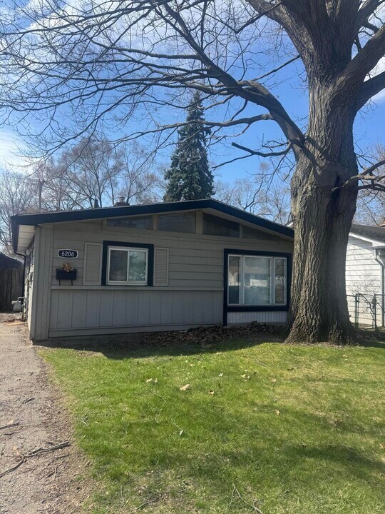 6206 Beech Daly Rd in Taylor, MI - Building Photo