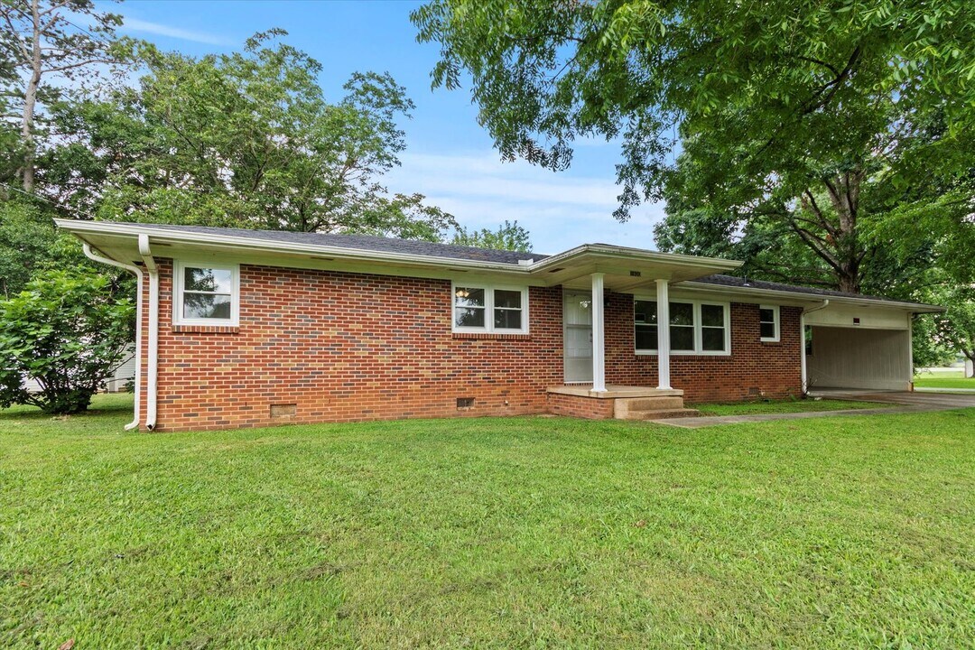 1600 Iris St in Athens, AL - Building Photo