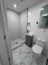 647 N 16th St, Unit 2 in Philadelphia, PA - Building Photo - Building Photo