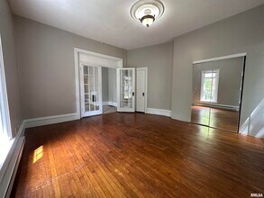 333 S Douglas Ave-Unit -1 in Springfield, IL - Foto de edificio - Building Photo