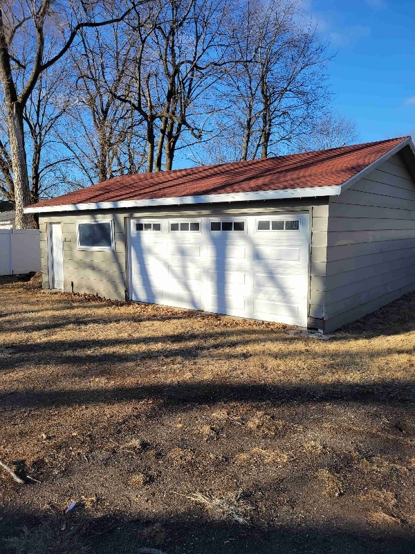 1002 Bertchwood St in Cedar Falls, IA - Building Photo - Building Photo