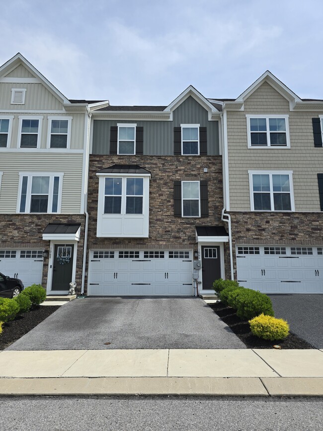 property at 1066 Rosecroft Ln