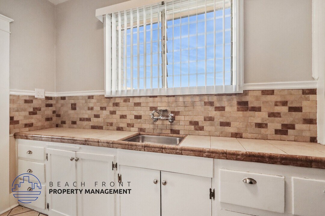 1141 Pine Ave in Long Beach, CA - Building Photo