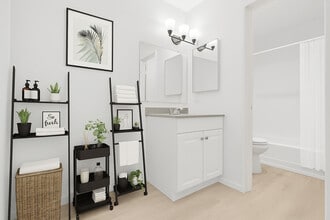 Spacious & Sunny 1, 2, and 3-bedroom Apartments in Vista, CA - Foto de edificio - Building Photo