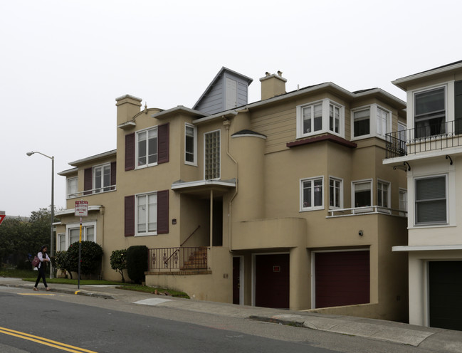 111 Eucalyptus Dr in San Francisco, CA - Foto de edificio - Building Photo