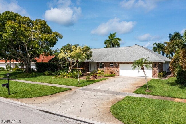 2500 Kings Lake Blvd in Naples, FL - Building Photo - Building Photo