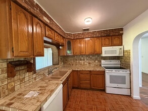 14131 NW 3rd Ave in Miami, FL - Foto de edificio - Building Photo