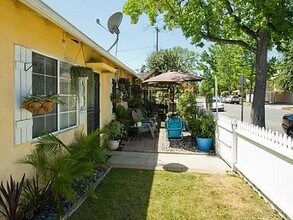 3704 W Heffron Dr in Burbank, CA - Building Photo - Building Photo