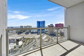 200 W Sahara Ave in Las Vegas, NV - Building Photo - Building Photo