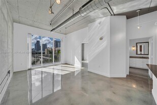 2001 S Biscayne Blvd in Miami, FL - Building Photo