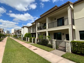 4683 NW 83rd Path in Doral, FL - Foto de edificio - Building Photo