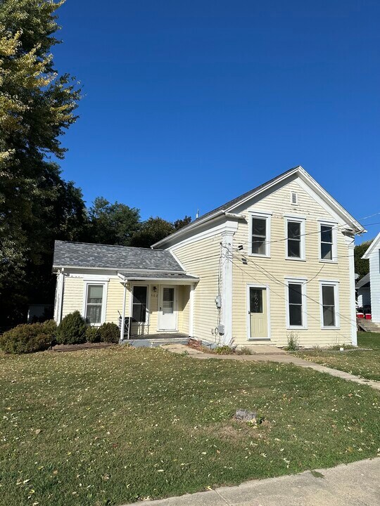 502 Burnett Ave in Warren, IL - Building Photo