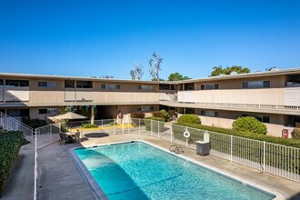 San Carlos Apartments in Chatsworth, CA - Foto de edificio - Building Photo
