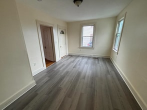 22 Scott St, Unit 1 in Woburn, MA - Foto de edificio - Building Photo