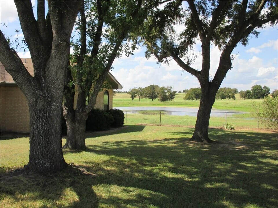 215 Monkey Rd in Elgin, TX - Building Photo