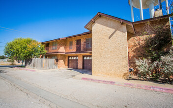 Whispering Oaks Apartments in Midland, TX - Building Photo - Building Photo