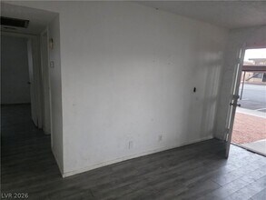 595 S Royal Crest Cir in Las Vegas, NV - Building Photo - Building Photo