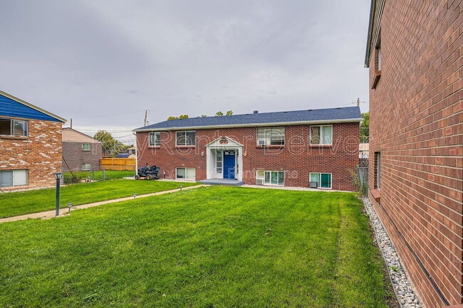 2356 S Linden Ct in Denver, CO - Foto de edificio - Building Photo
