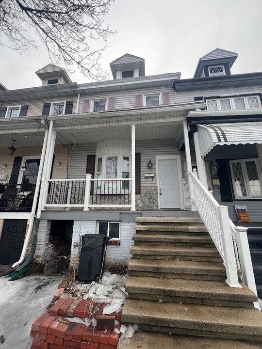 1917 W Market St in Pottsville, PA - Building Photo