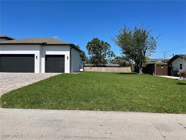 725 Monterey Ave in Cape Coral, FL - Building Photo - Building Photo