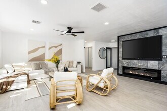 2171 E Francis Dr in Palm Springs, CA - Building Photo - Building Photo