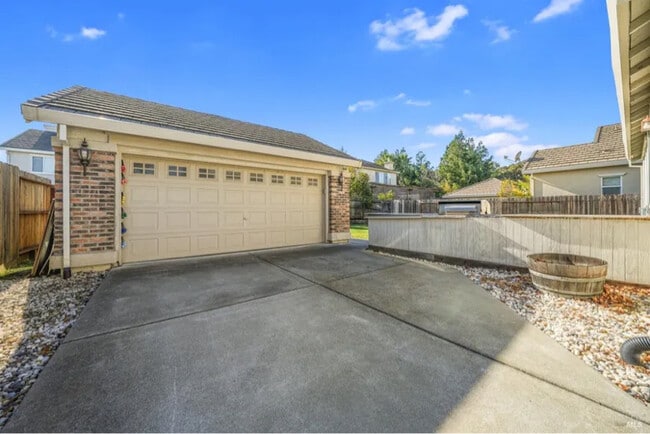 1716 Newark Ln in Suisun City, CA - Foto de edificio - Building Photo