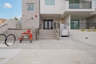 10218 Fernglen Ave, Unit 302 in Los Angeles, CA - Building Photo - Building Photo