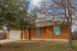 11712 Dunfries Ln in Austin, TX - Foto de edificio - Building Photo