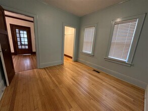 5526 W Wells St, Unit 5526 (lower) in Milwaukee, WI - Building Photo - Building Photo