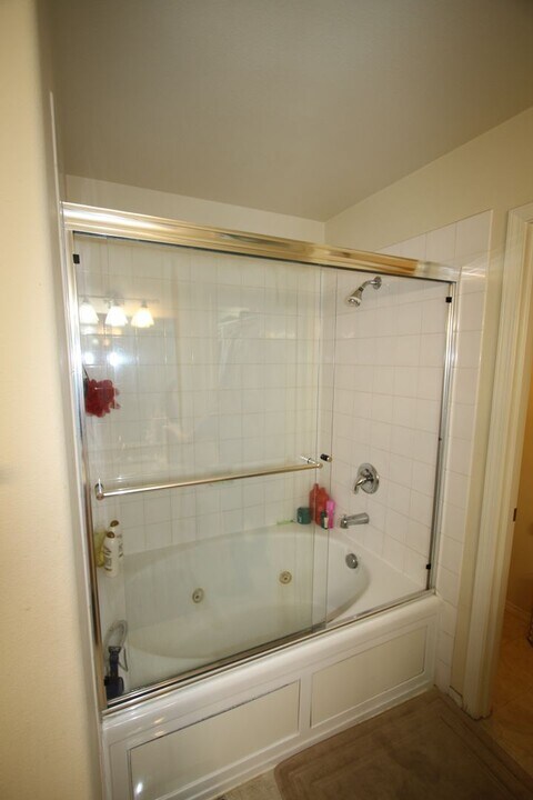 20333 Riverside Dr in Eagle River, AK - Foto de edificio