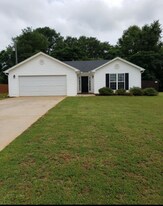 135 Ansley Dr in Lavonia, GA - Building Photo