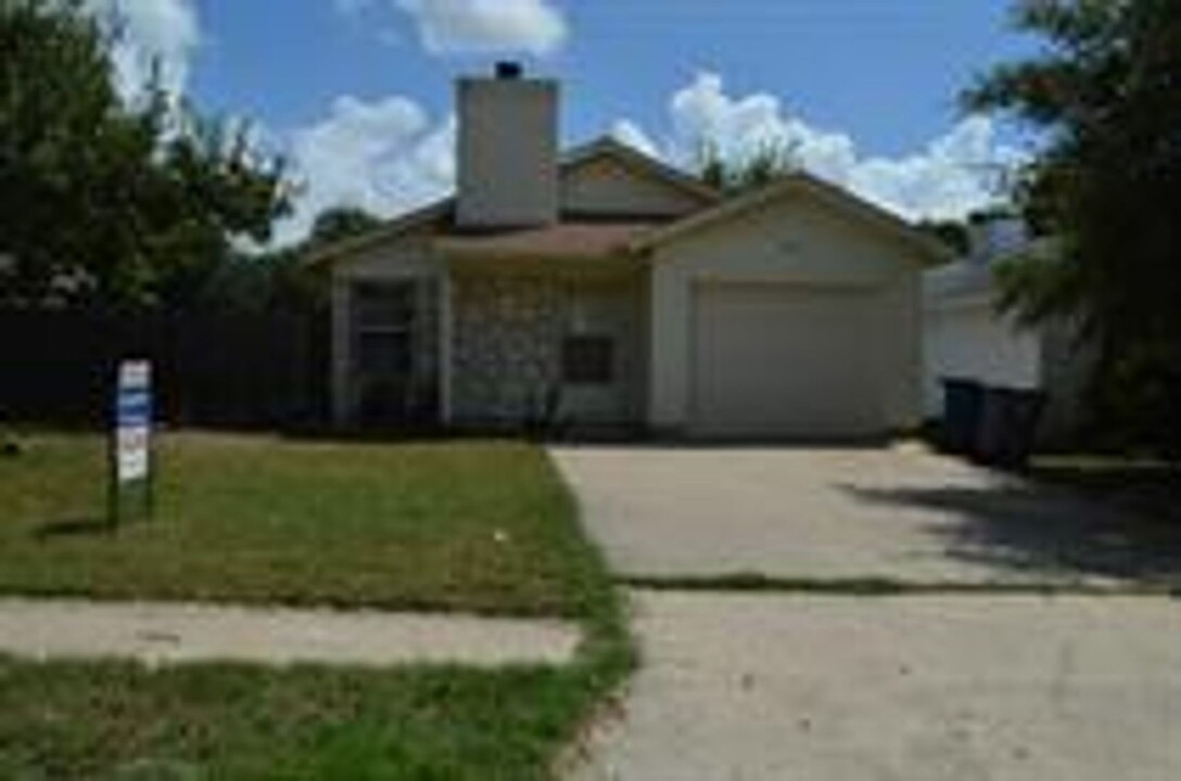 9703 Curlew Dr in Austin, TX - Foto de edificio