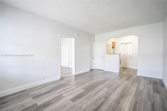 1208 71st St in Miami Beach, FL - Foto de edificio - Building Photo