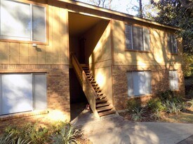2220 Claremont Ln in Tallahassee, FL - Building Photo