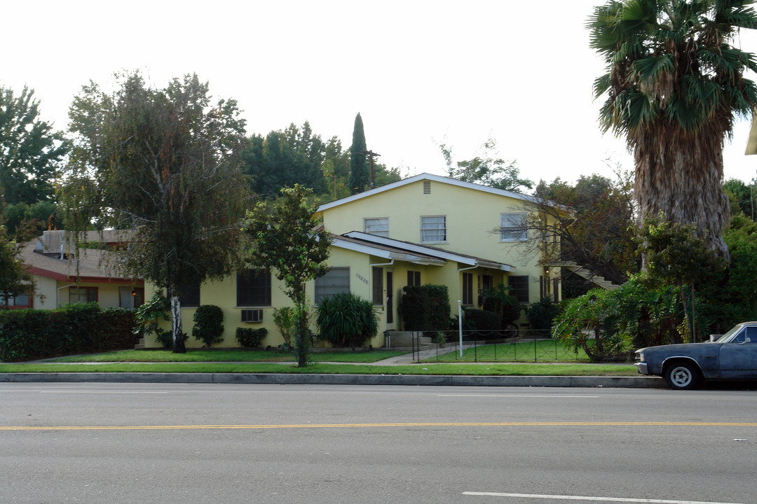 13838 Burbank Blvd in Van Nuys, CA - Building Photo