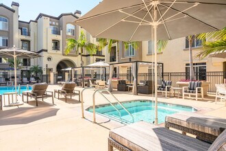 9245 Regents Rd in San Diego, CA - Building Photo - Building Photo